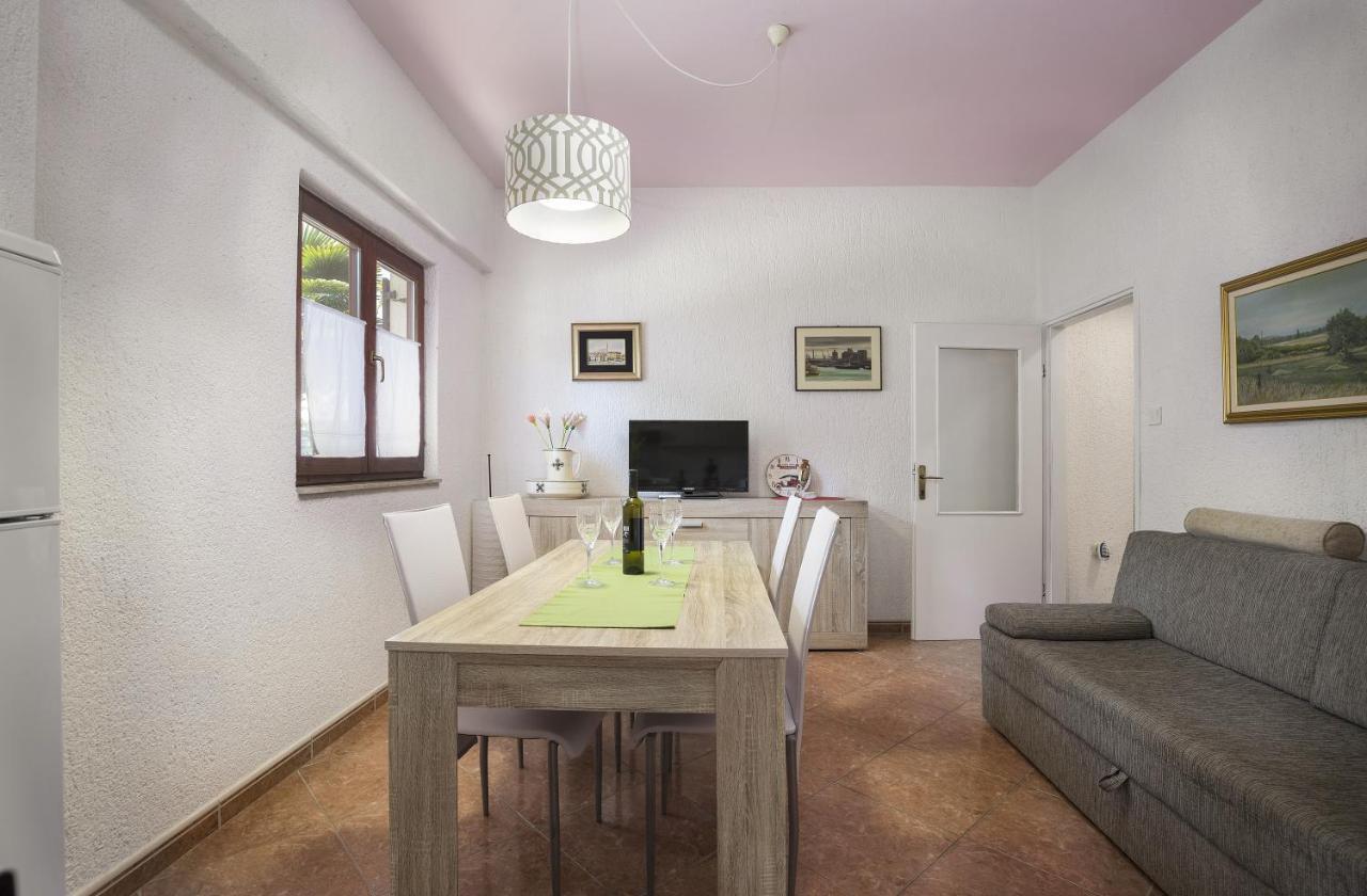 Karmelo Appartment Davorka 로비니 외부 사진