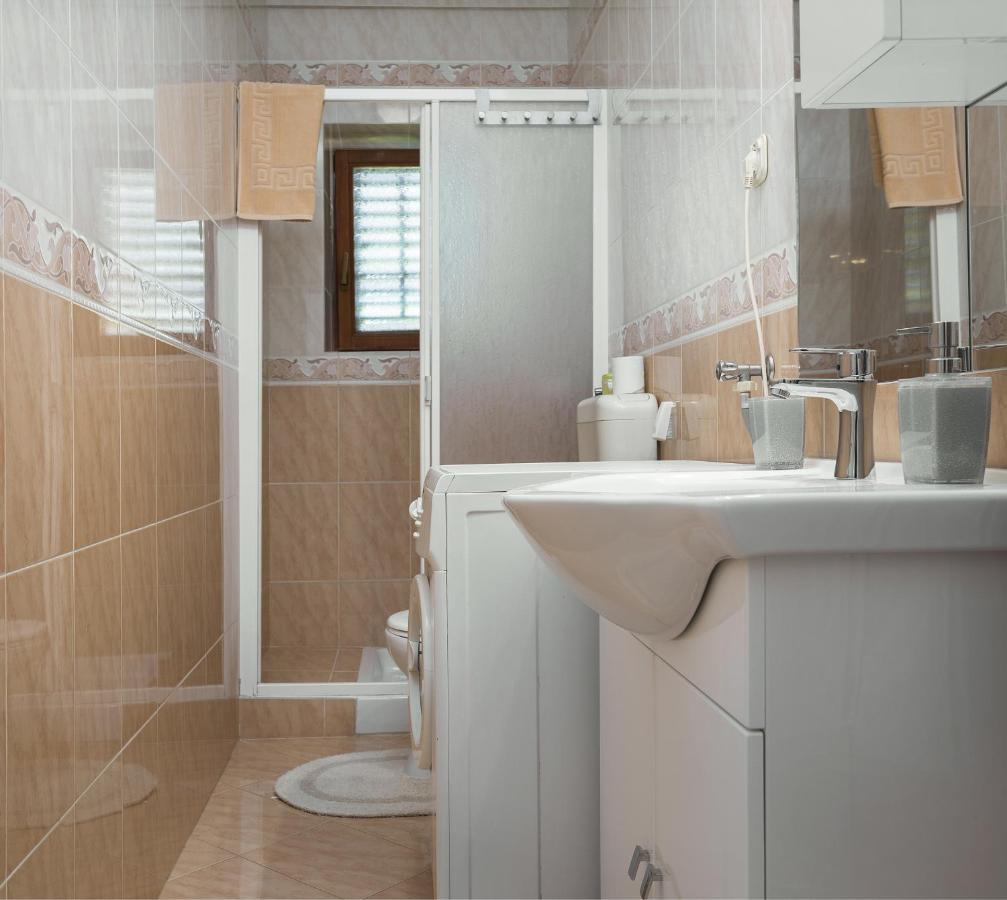 Karmelo Appartment Davorka 로비니 외부 사진