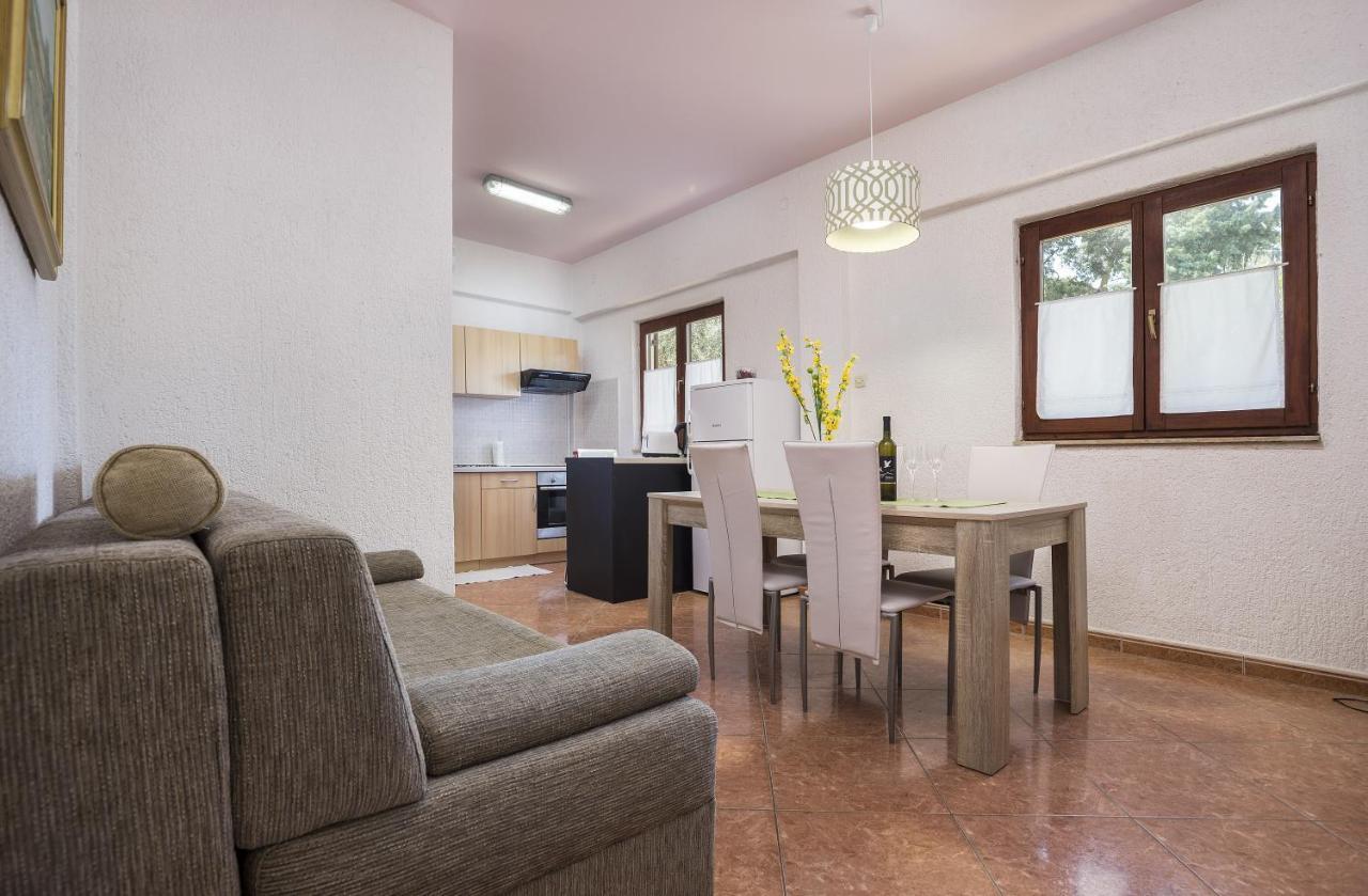 Karmelo Appartment Davorka 로비니 외부 사진
